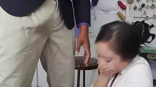حلمة الثدي الآسيوية assfucked من قبل رجل أسود في الثلاثي