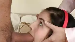 كتي في سن المراهقة و stepmom مفلس جلسة الثلاثي على أريكة