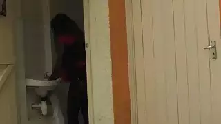 جميل أفريقي في سن المراهقة جرعة يومية هزلي سرج نائب الرئيس بالرصاص مع أبيض كبير القضيب BF
