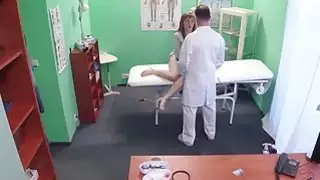 امرأة سمراء كتي يحصل لها كس مليئة الأطباء نائب الرئيس الحارة