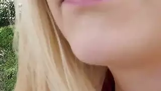 شقراء الكريستال يونغ stripteases للحصول على المال من الدهون غريب
