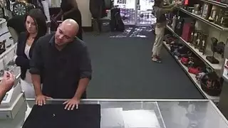 الزوج يحصل المسيئة في Pawshop