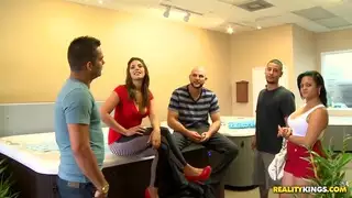 في جاكوزي مع نظرة خاطفة لـ Katie & Pussy