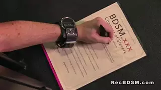 مواجهة femdom الجلوس و handjob في زنزانة