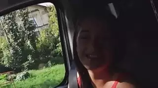 حصلت على تقطعت بهم السبل فيليسيا قبله عقبة وقدم المتأنق على handjob أثناء القيادة