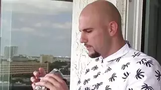 غولدي راش ينزل إلى ركبتيها ويمنحها خطبة ياء رأس