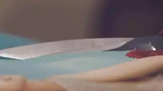 أصبحت سارة بعيدة عن السيدة سميث بينما كانت تستعد لحفلها العازب