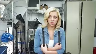 شقراء تيفاني واتسون الكمامات على كبير ديك أسود حتى يتم ملء فمها مع Spunk