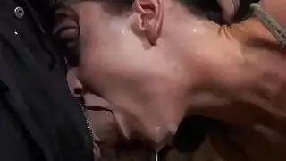 تعذيب مثير لعبيد ساحر