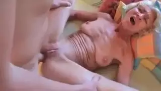 الجدة مع الشاب