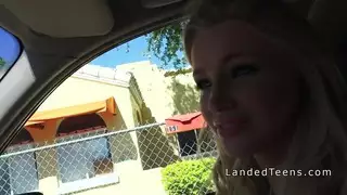 جنسي شقراء في سن المراهقة hitchhiker تمتص كوك