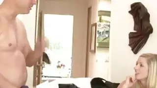 شقراء قرنية فاتنة Kylee ريس يحصل ضيق ضيق المهبل قصفت من قبل صاحبة stepdad الديك
