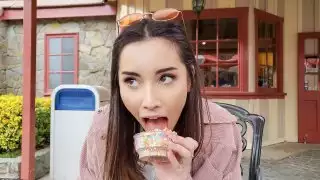 الأغنية تحب المرح والوميض والداعر طوال اليوم.