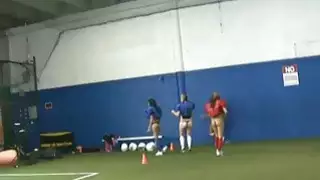 يندفع مع أخوات نادي نسائي في ملاعب كرة القدم