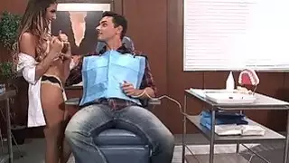 الثدي الكبير المذهل أغسطس أميس يرتدون الزي الرسمي من قبل المريض