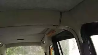 خبطت حلق العضو التناسلي النسوي بريت حتى الوجه في سيارة أجرة وهمية