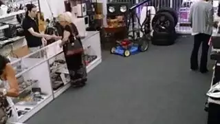 مثير فتاة تمتص الديك نقدا