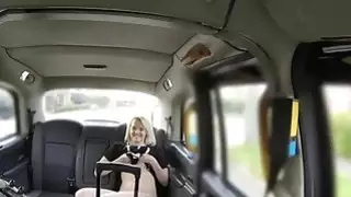 الاشقر الشعر Babe يحصل بوسها الجوفاء في الموقع الشاغر