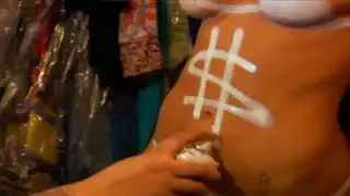 ويجري تصويره حزب حار من بعض المراهقين مجنون على الكاميرا