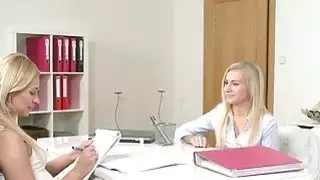 وكيل امرأة شقراء يغوي فاتنة على الأريكة