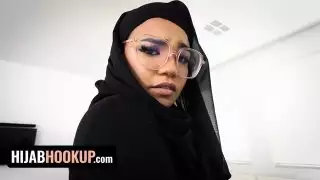 الفتاة المسلمة مع الحجاب Twerks لها غنيمة مستديرة