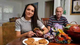 اثنين من كبار السن سادسا أخذ دور واحد حلو الشيء القليل