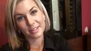 الفرخ هو تنشيط الرجال أنف مع سخيف البرية