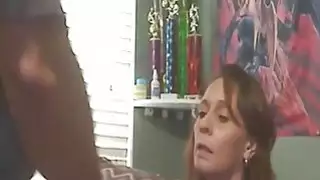 سيدة ناضجة امتصاص و deepthroating ديك مثل المهنية