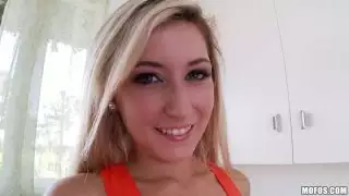 فرخ البلد ليلى بانكس يرضي بوسها الرطب مع خيار