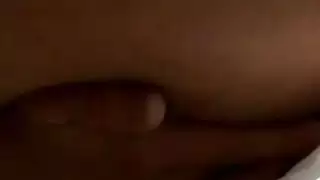 امرأة سمراء عشيقة ينظف الحمار adultbabys مع أصابعها