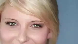 محلوق twat شقراء الانفجارات بوف على الأرض