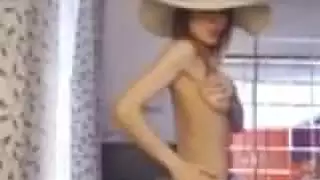 لطيف في سن المراهقة يحب تجريد على كاميرا ويب