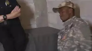 إنه جندي مزيف حتى يتم اعتقاله ويجب عليه الآن أن يمارس الجنس مع شرطي له مع بي بي سي
