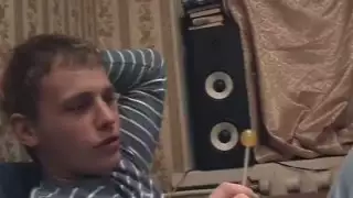 زوجان هواة يستمتعان بالهدوء في المنزل معًا