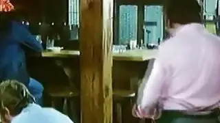 حار بلوندي في بيكيني تمتص perv ناضجة في حانة