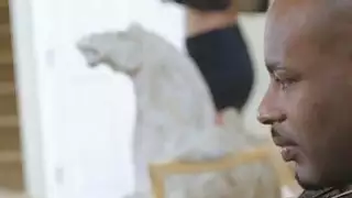 الديك الأسود الكبير في سن المراهقة الشقراء