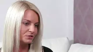 شقراء يلعق وكيل الإناث في المكتب