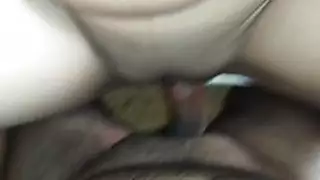 زوجة هندية تمارس الجنس مع رئيسها في غياب زوجها بصوت قذر هندي يجب أن يستمع