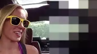 نحيف فاتنة الشعر الذهبي يعطي رئيس رائع في السيارة وقصفت بشدة في المحل