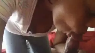 سيدة الأبنوس الساحرة تمتص الديك متوسط ​​الحجم لها BF