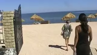 Palatble Girlfriend تتظاهر أمام النافذة