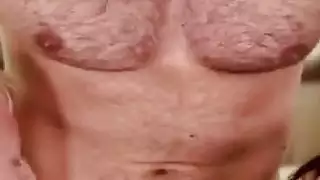 هوتي ضربات perv بينما هو مسمر فوق الحمار