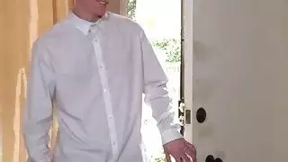 في سن المراهقة صغيرتي Cassidy Bliss يحصل بوسها شعر مليئة jizz