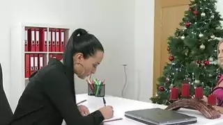 شقراء يلعق وكيل الإناث في الملابس الداخلية