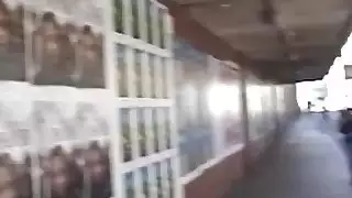 ينتشر ميلودي شقراء الجبهة ساقيها ويمارس الجنس من الصعب