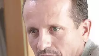 أقدم الرجل الملاعين شاحب امرأة سمراء في سن المراهقة