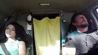 نحيل في سن المراهقة يحصل على كس امتدت في غرفة النوم