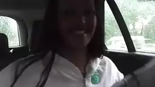 يعطي Gipsy في سن المراهقة اللسان ويحصل على الإشارة في سيارة أجرة