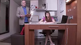 الديك متجعد لطالب في سن المراهقة