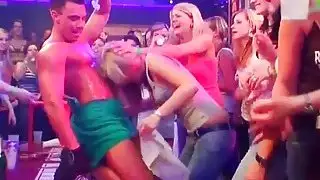 الجمال عقد الديكة بكلتا يديه
